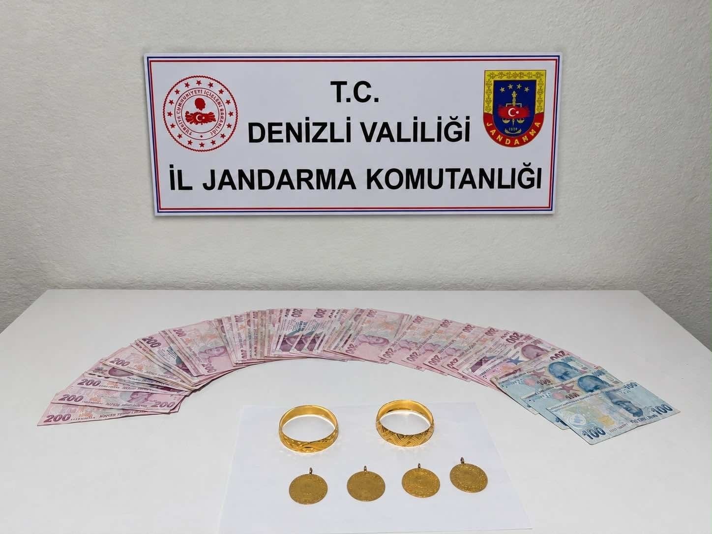 DENİZLİ İL JANDARMA KOMUTANLIĞI EKİPLERİ, YAŞLI VATANDAŞLARI TELEFONLA ARAYARAK KENDİLERİNİ KAMU PERSONELİ OLARAK TANITIP YAKLAŞIK 4.400.000 TL DOLANDIRAN 7 ŞÜPHELİYİ, ELE GEÇİRDİKLERİ ZİYNET EŞYALARIYLA BİRLİKTE SUÇÜSTÜ YAKALADI.