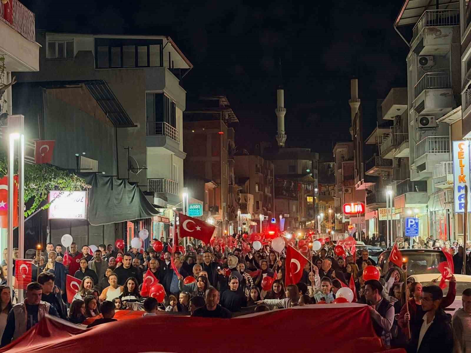 MANİSA’NIN SARIGÖL İLÇESİNDE CUMHURİYET’İN 103. YIL DÖNÜMÜ KUTLAMALARI KAPSAMINDA DÜZENLENEN FENER ALAYINDA, ELLERİNDE TÜRK BAYRAKLARI TAŞIYAN HER YAŞTAN VATANDAŞ CUMHURİYET COŞKUSUNU HEP BİRLİKTE YAŞADI.