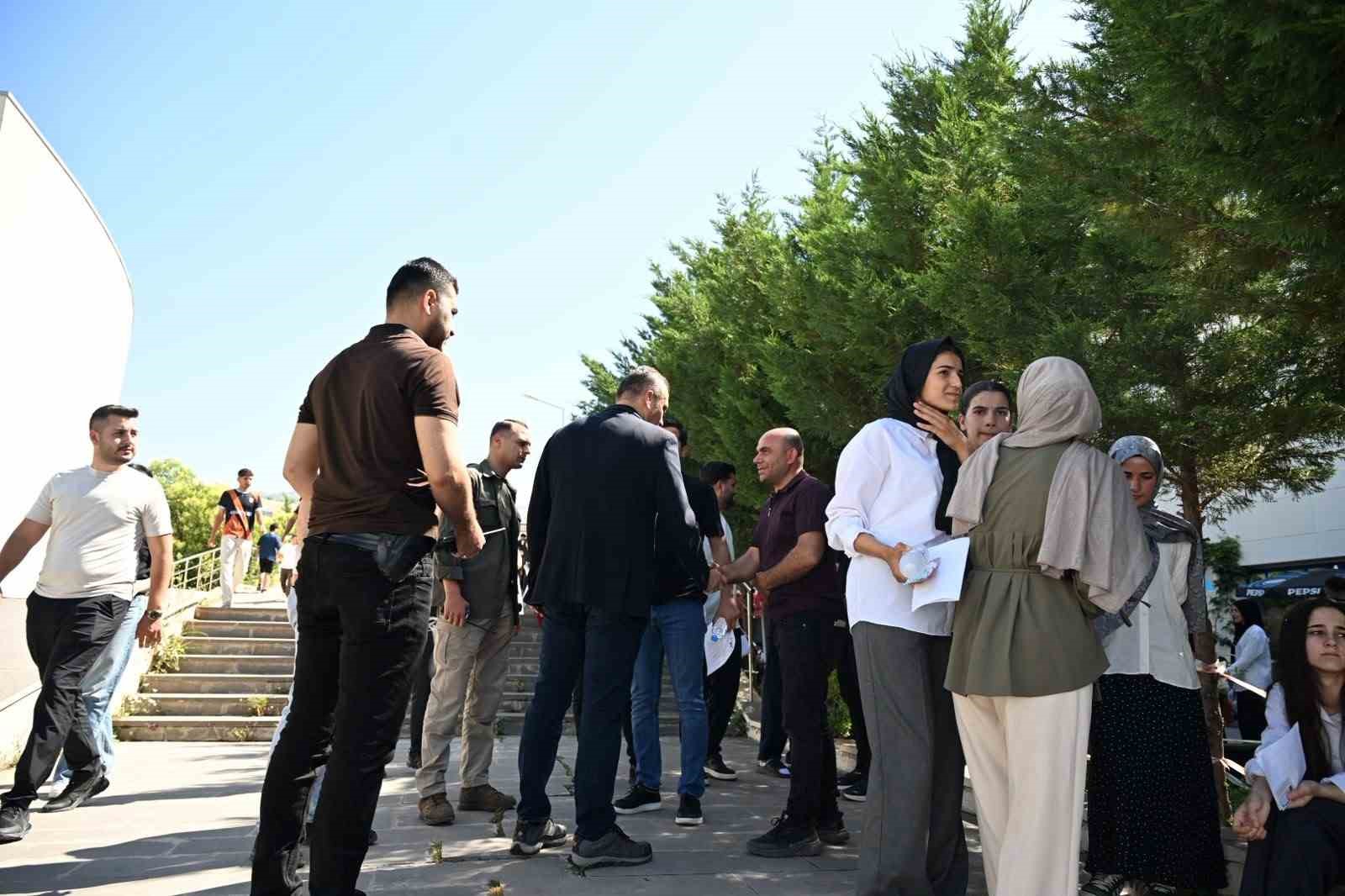 Şırnak’ta YKS heyecanı: Sınava geç kalanları emniyet yetiştirdi