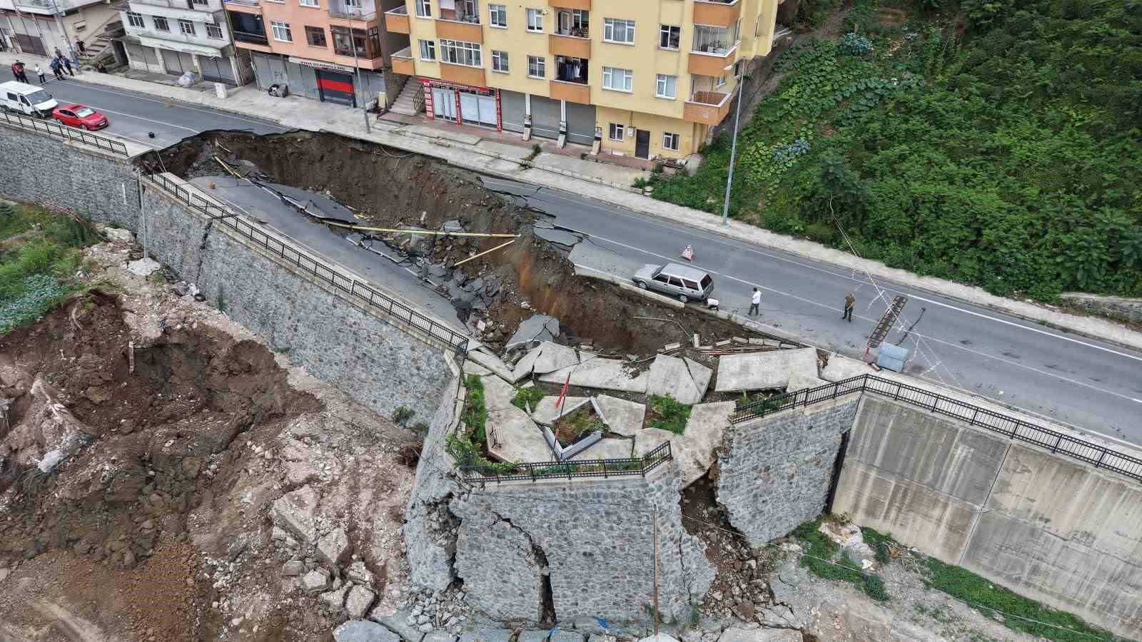 Rize'de 2 binanın tahliyesine olan göçük havadan görüntülendi