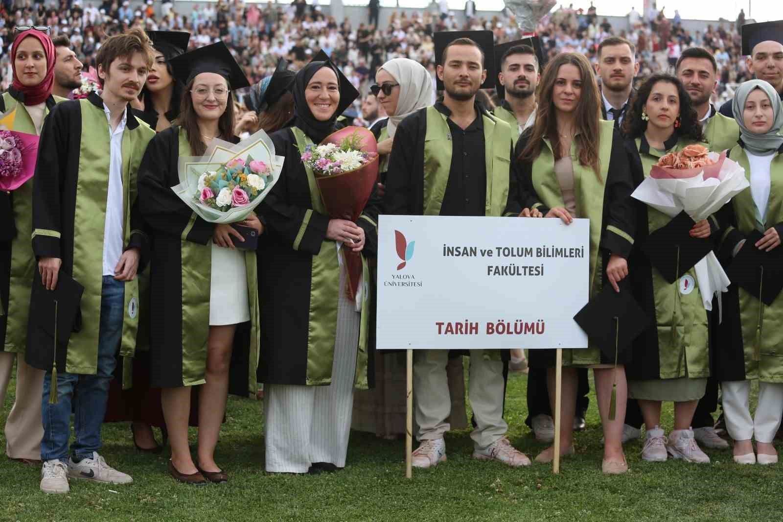 Anne-kızın üniversite yolculuğu mezuniyetle taçlandı