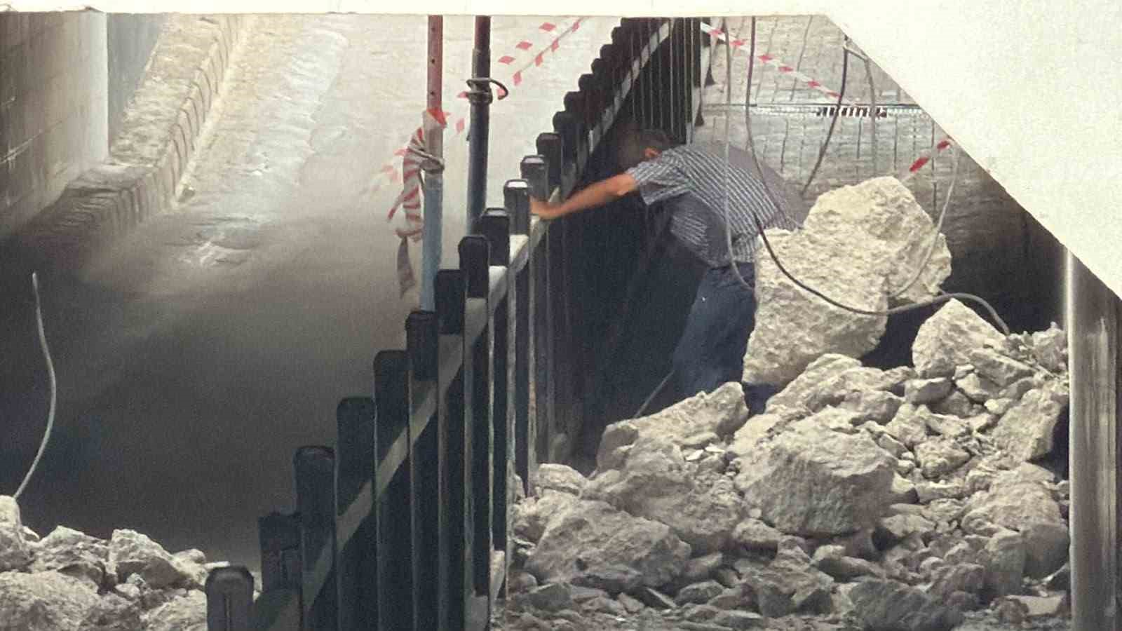 Tehlikeye aldırış etmedi: Çöken alt geçide girip testereyle demir kesti