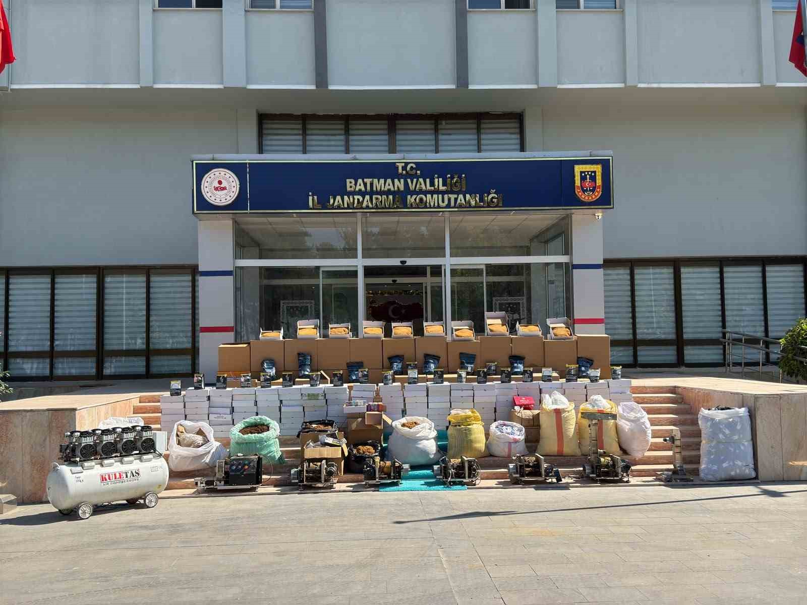 Batman'da kaçakçılık operasyonunda binlerce kaçak ürün ele geçirildi