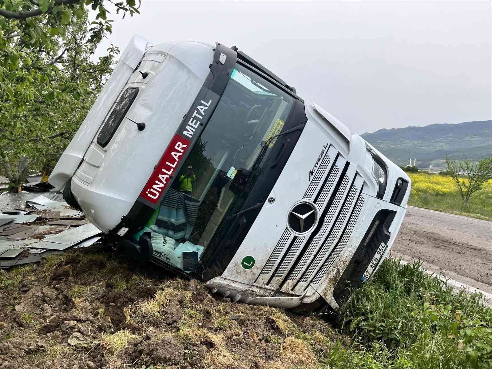 Bilecik'te kontrolden çıkan tır yan yattı