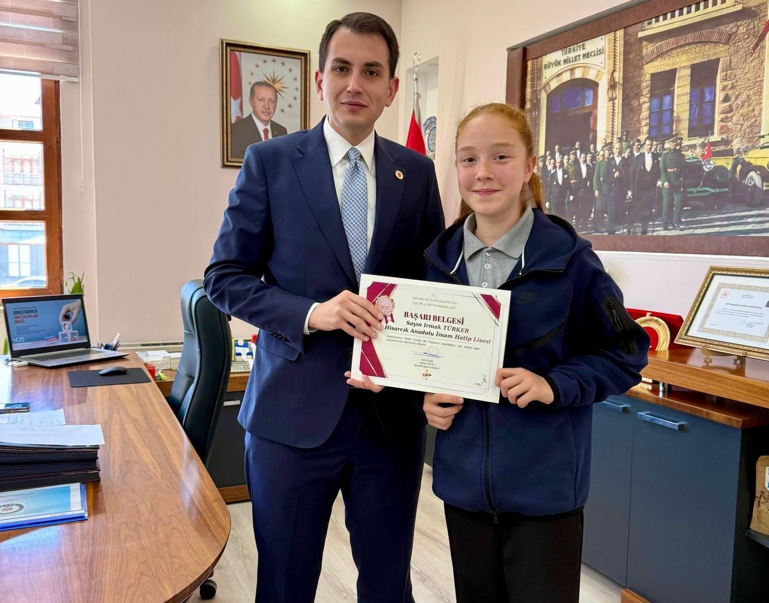 Hisarcık Kaymakamı Erkan Atam'dan başarılı öğrenciye ödül