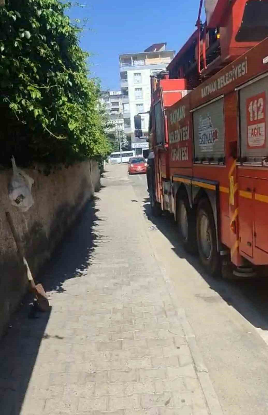 Batman’da ev yangınında 2 kişi dumandan etkilendi