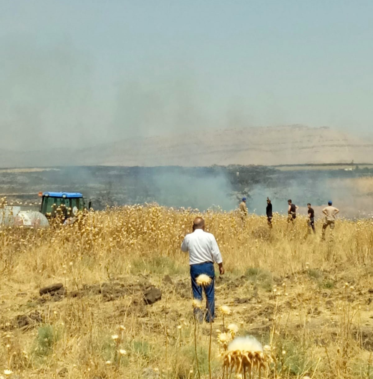 Mardin'de anız yangınına havadan ve karadan müdahale ediliyor