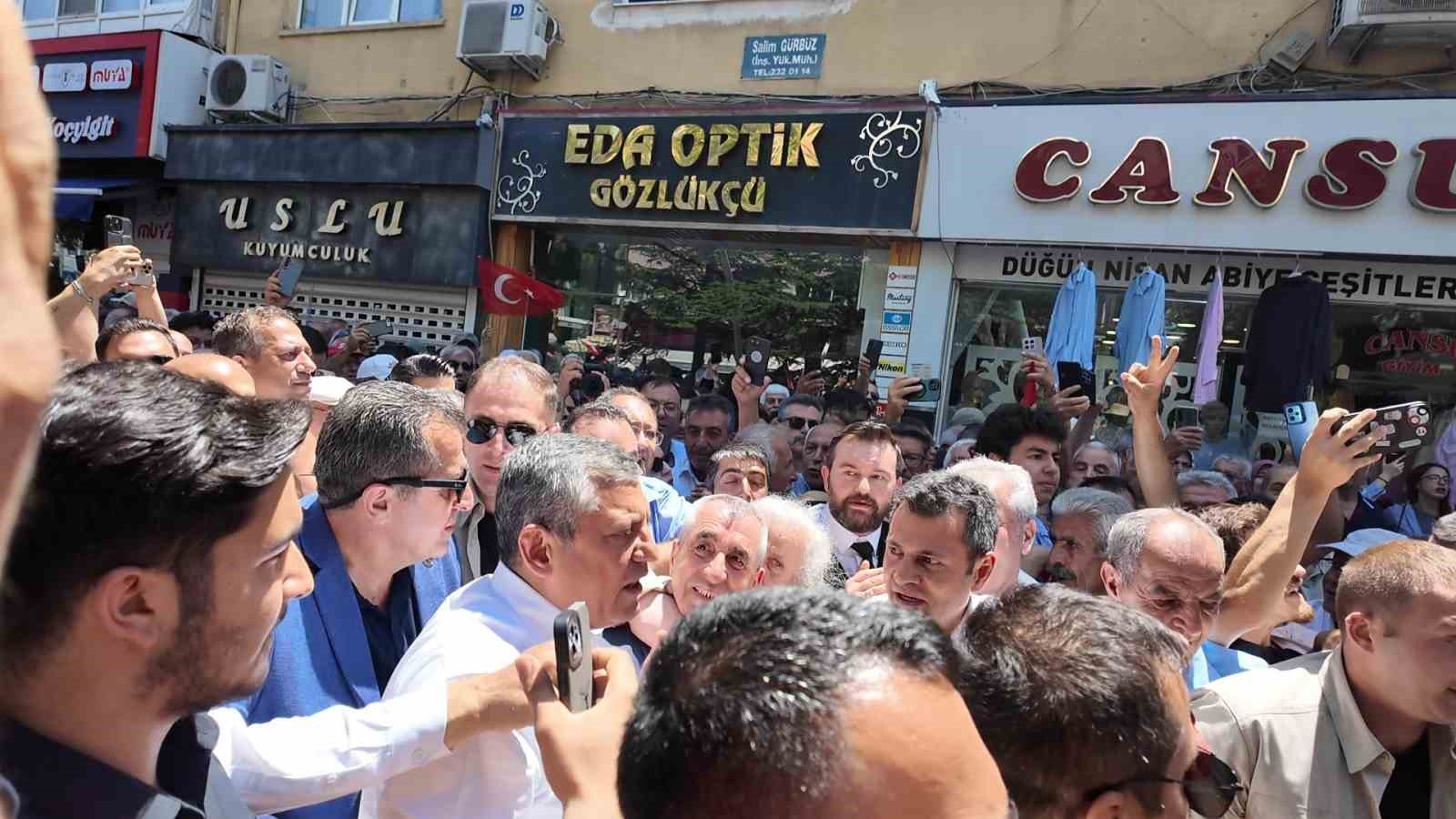 Özgür Özel'in Niğde programında vatandaşlar ezilme tehlikesi geçirdi