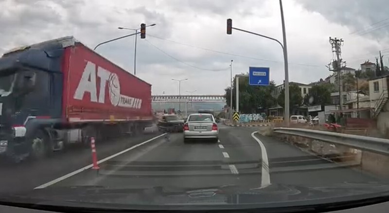 D-650'de yürekleri ağza getiren kaza kamerada