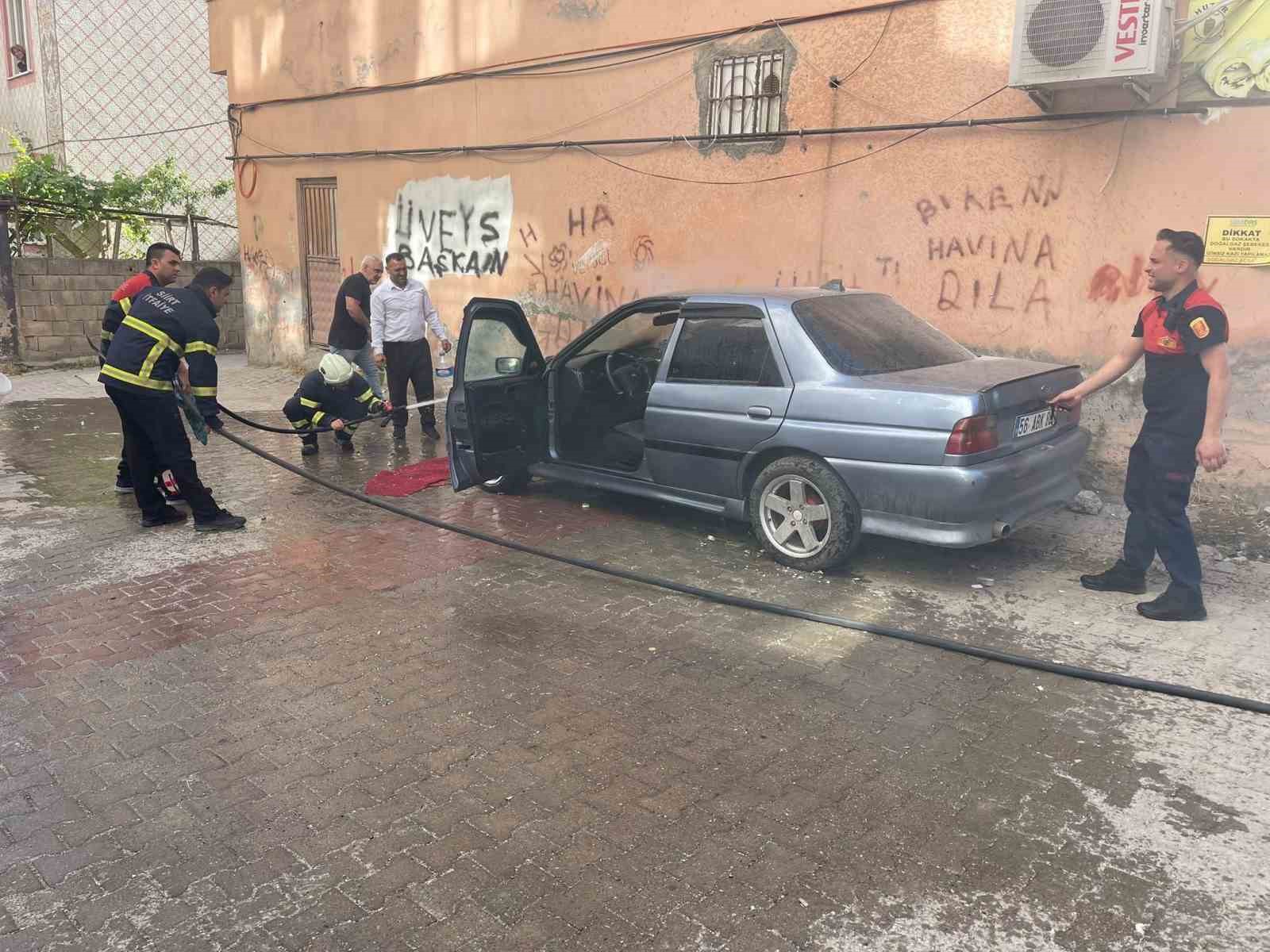 Siirt’te park halindeki otomobil alev aldı