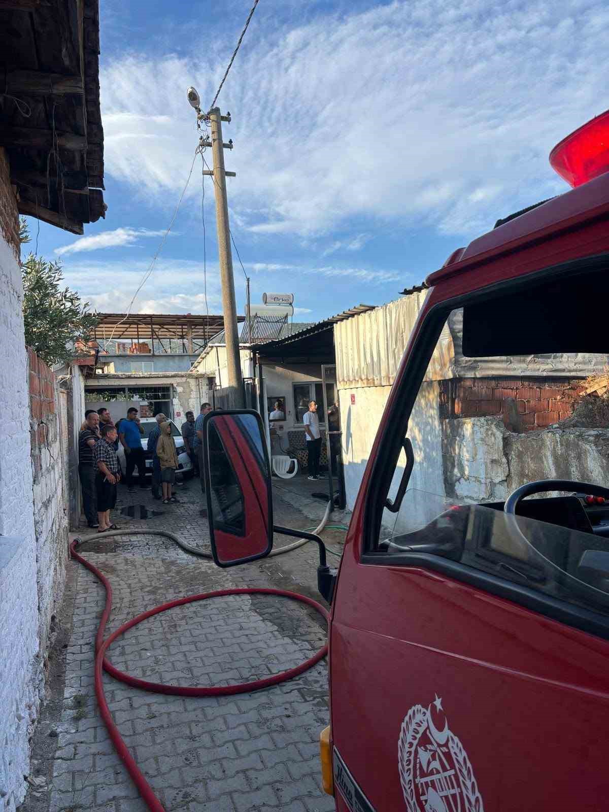 Balıkesir’de depoda korkutan yangın