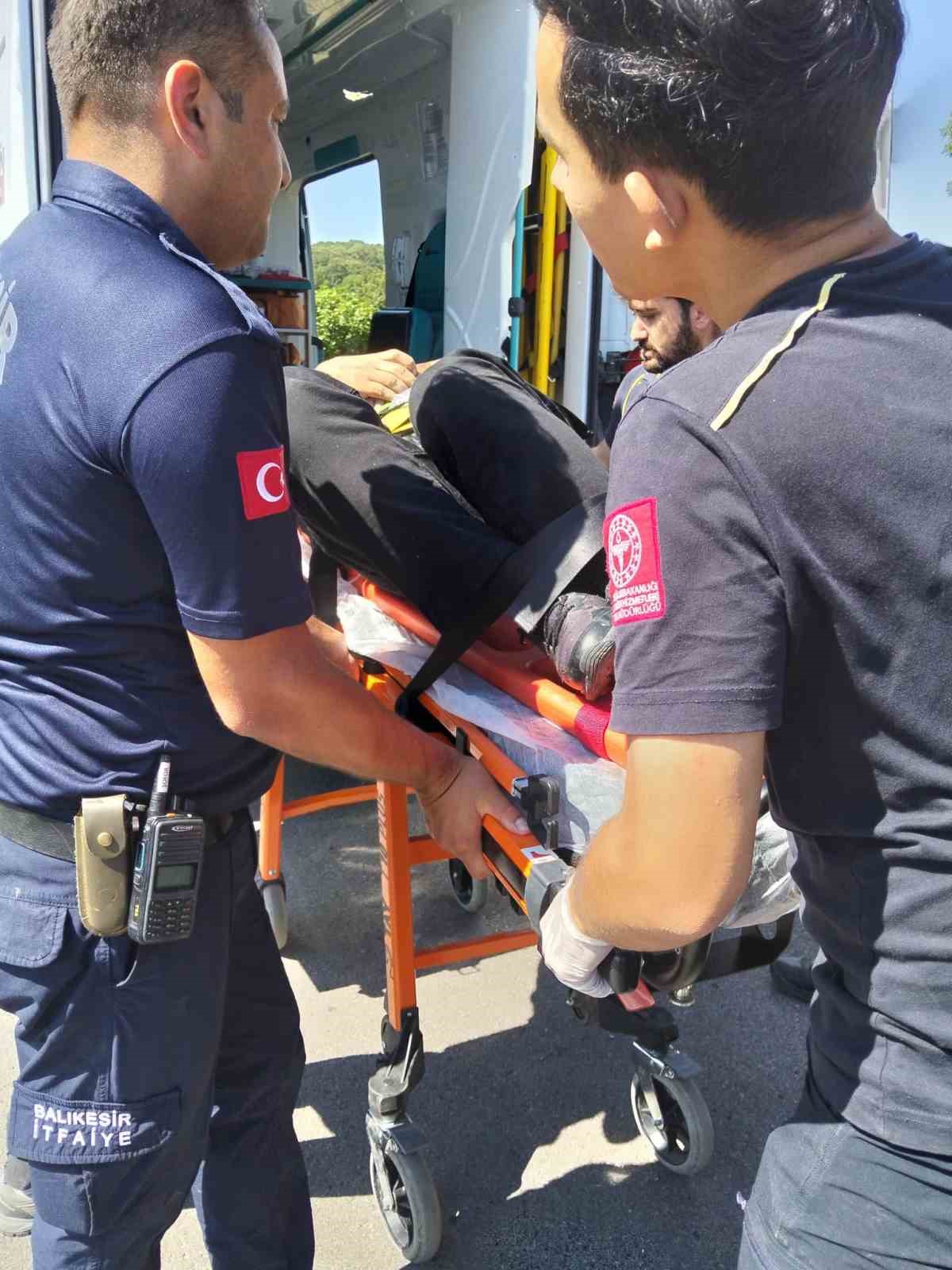 Balıkesir'de otomobile arkadan çarpan araçta 2 kişi yaralandı