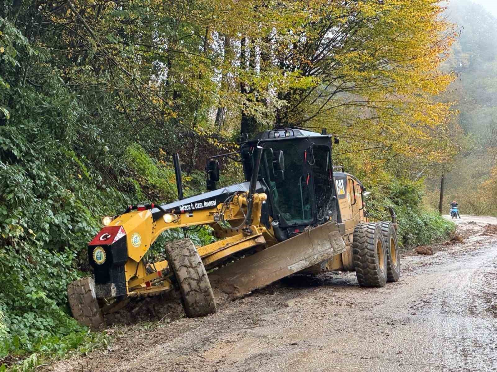 DÜZCE İL ÖZEL İDARESİ EKİPLERİ, KAYNAŞLI İLÇESİNDE YAĞMUR SULARININ TAHLİYESİNİ KOLAYLAŞTIRMAK VE YOL GÜVENLİĞİNİ ARTIRMAK AMACIYLA SU KANALLARININ TEMİZLİĞİNİ TAMAMLADI.