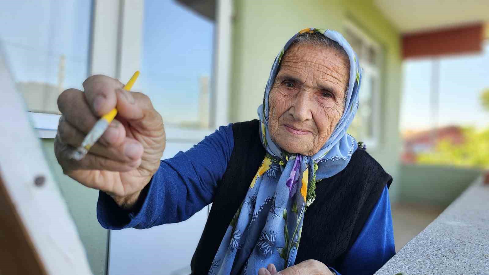 81 yaşında yaşıtlarına taş çıkartıyor: Fırçayı elinden düşürmüyor