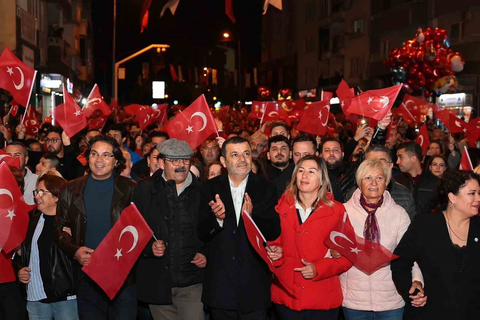 BİNLERCE DENİZLİLİ CUMHURİYET İÇİN YÜRÜDÜ DERYA ULUĞ KONSERİYLE 103. YIL COŞKUSU MEYDANLARA SIĞMADI