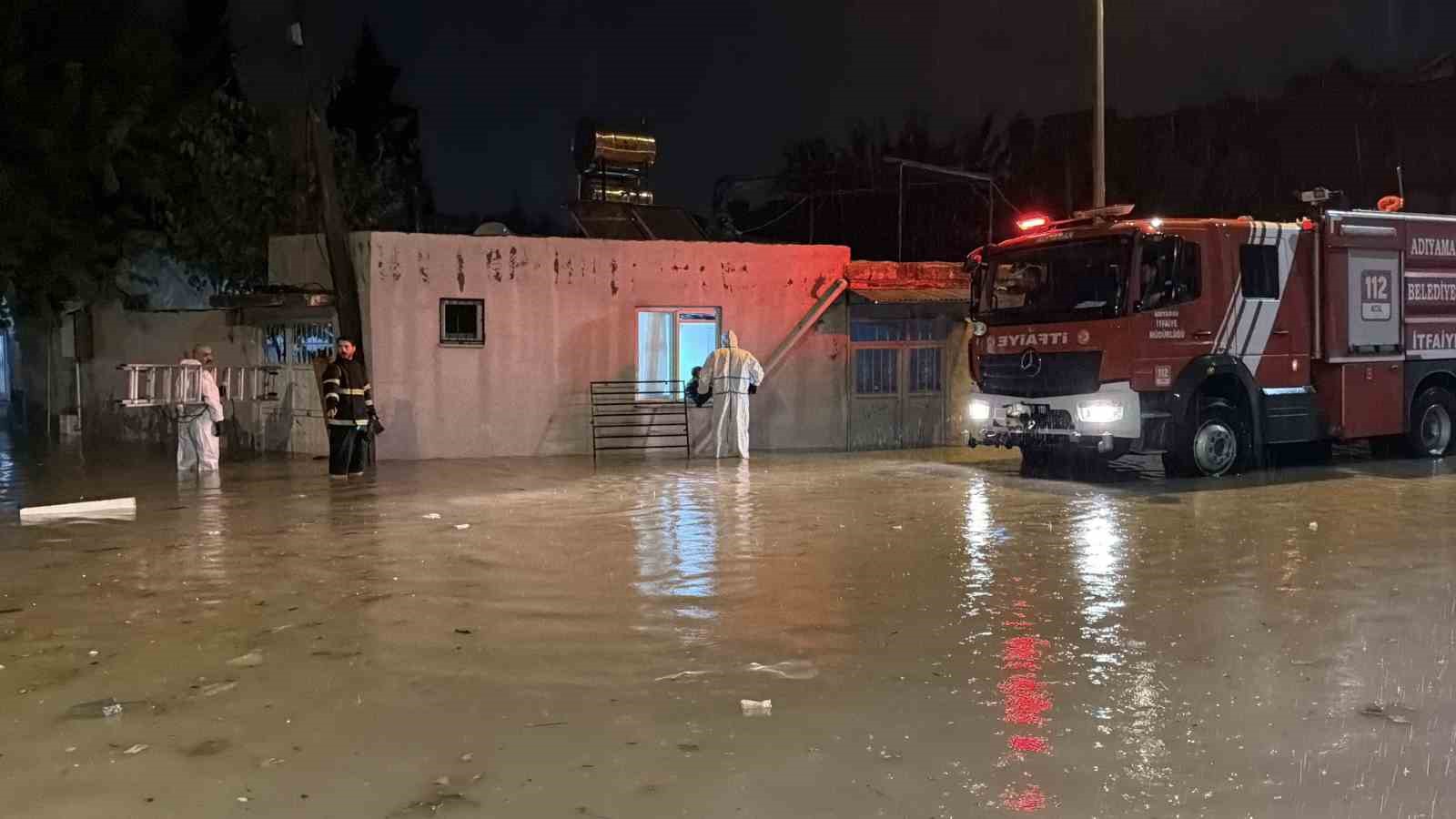 ADIYAMAN’DA ETKİLİ OLAN ŞİDDETLİ SAĞANAK YAĞIŞ NEDENİYLE SU BASAN EVDE MAHSUR KALAN 2 YAŞLI KADIN, İTFAİYE EKİPLERİNİN PENCERE KORKULUKLARINI SÖKEREK GERÇEKLEŞTİRDİĞİ ÇALIŞMAYLA KURTARILDI.
