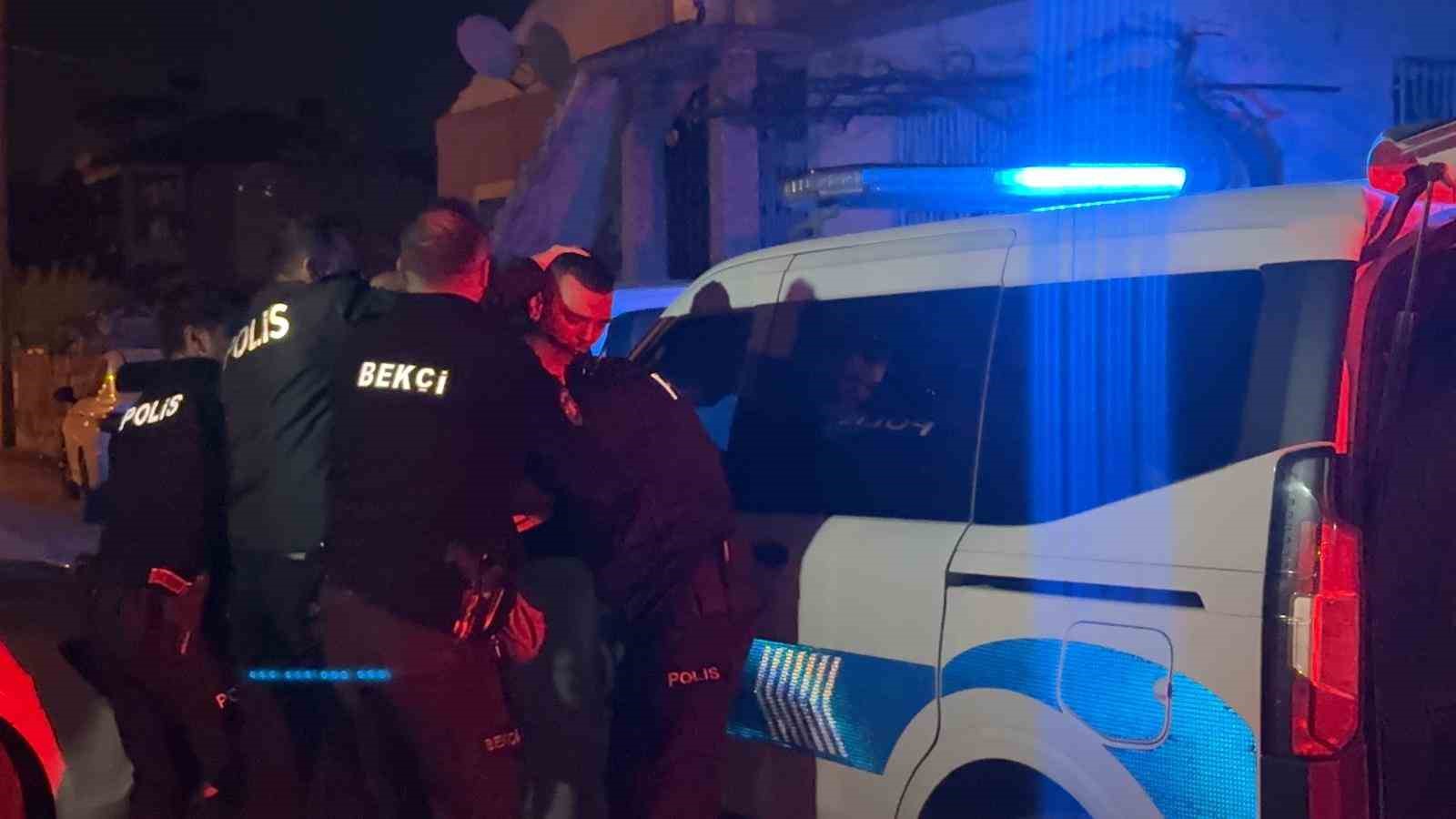 KAYSERİ’NİN MELİKGAZİ İLÇESİNDE POLİS EKİPLERİNİN ‘DUR’ İHTARINA UYMAYAN SÜRÜCÜ KOVALAMACA SONUCU YAKALANDI. EKİPLERE ZOR ANLAR YAŞATAN VE MUKAVEMET GÖSTEREN SÜRÜCÜ POLİS OTOSUNDA KAFES KISMINA BİNMEMEKTE DİRENEREK, ‘BAŞIMI EĞEMEZSİNİZ’ DEDİ. ALKOL TESTİNİ REDDEDEN SÜRÜCÜYE 360 BİN TL İDARİ PARA CEZASI YAZILDI.