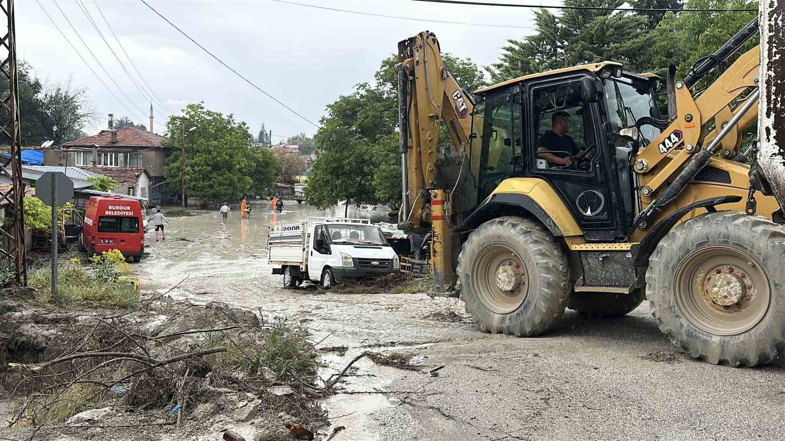 Burdur’da sağanak sonrası bazı evleri su bastı