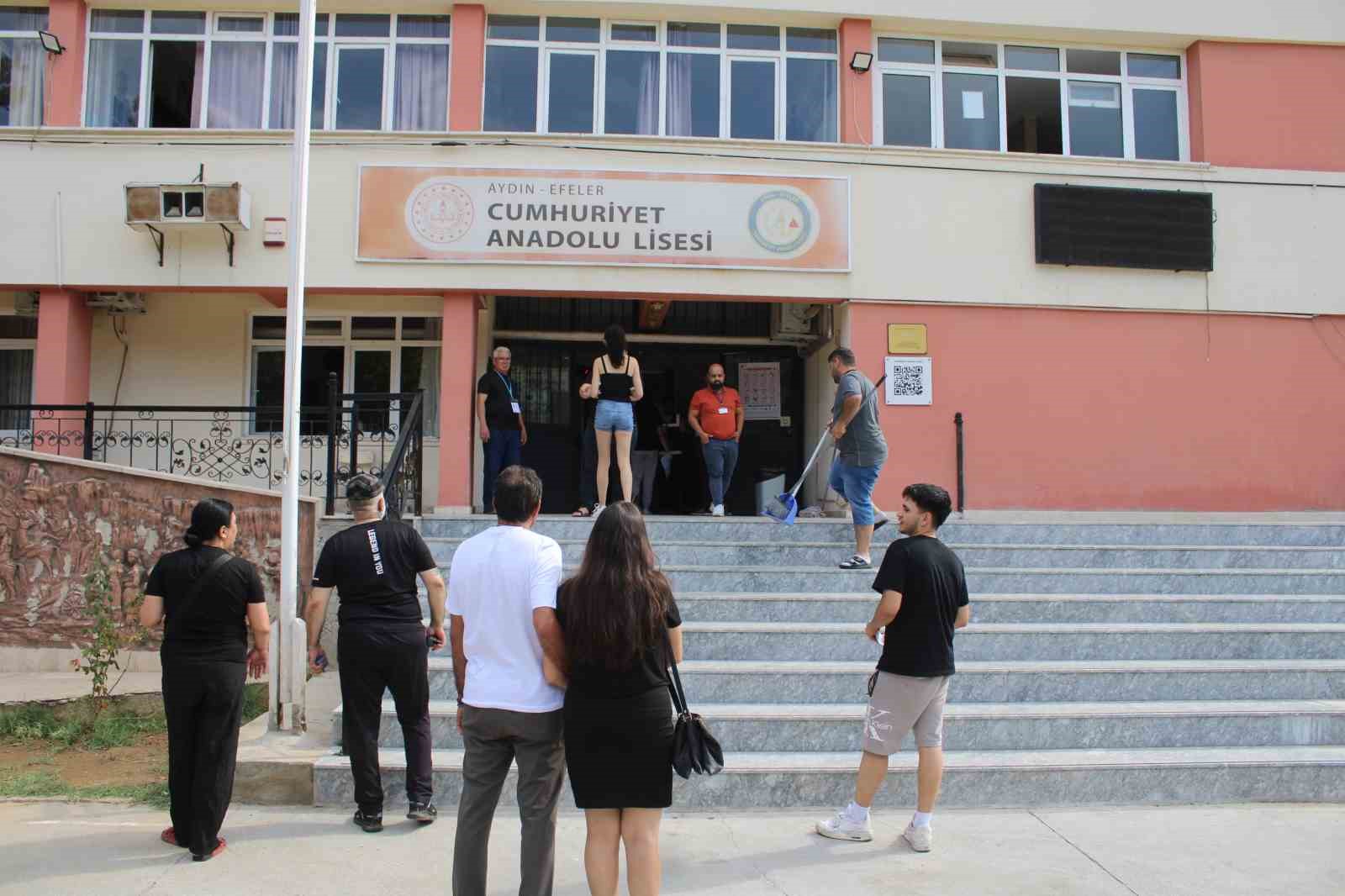 YKS maratonunda manzara değişmedi, geç kalanlar sınava alınmadı