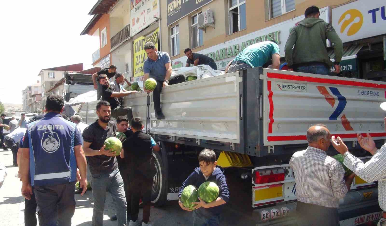 Ahlatlı çiftçi 30 ton karpuz dağıttı
