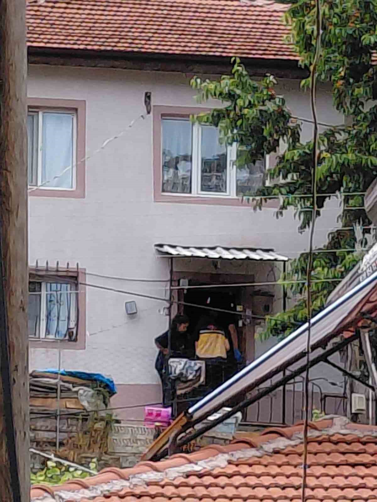 Bolu’da park edilen araçlardan ambulans sokağa giremedi: Sağlık ekipleri hastaya yürümek zorunda kaldı