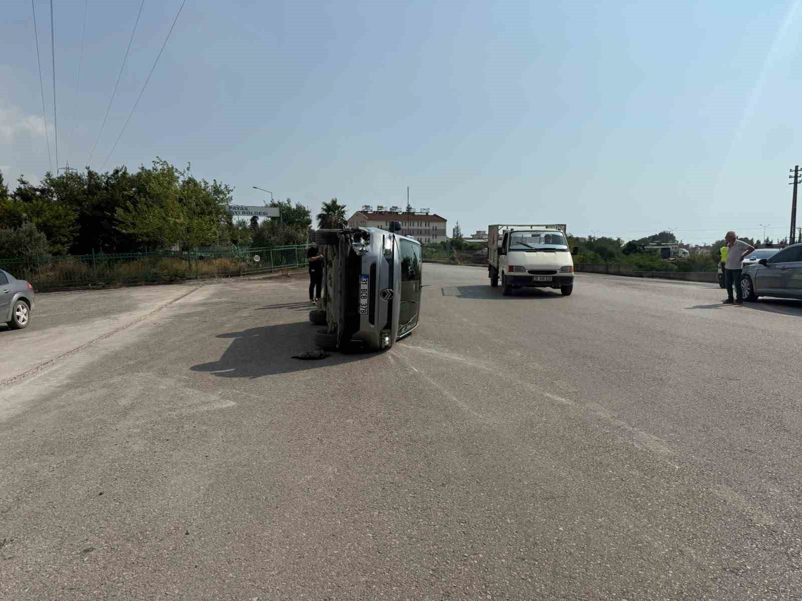 Payas'ta çarpışmayla yan yatan otomobilin sürücüsü yaralandı