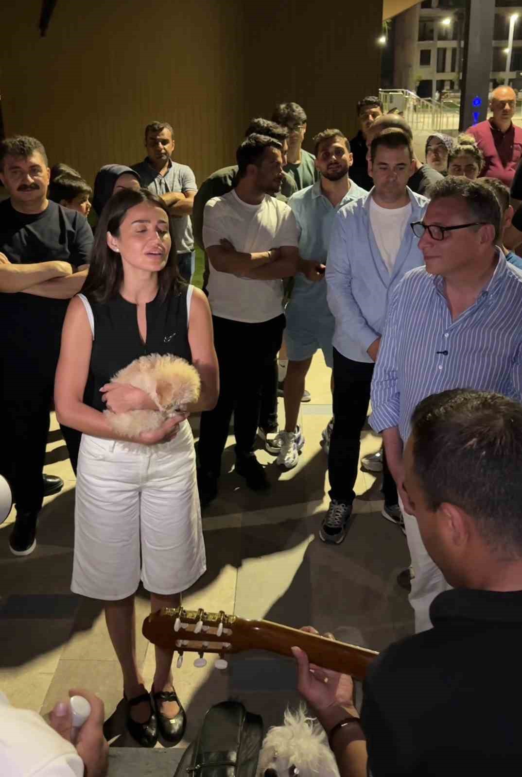 Şarkıcı Elif Buse Doğan'ın darbukalı, ıslıklı mini konseri vatandaşların beğenisi topladı