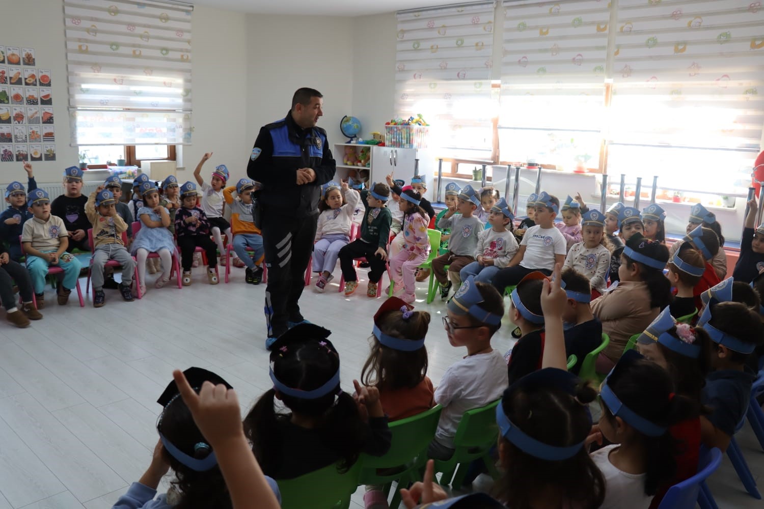 KASTAMONU’DA POLİS EKİPLERİ TARAFINDAN YÜRÜTÜLEN SOSYAL SORUMLULUK PROJESİ KAPSAMINDA, 1 HAFTADA 1 BİN 140 ÖĞRENCİYE TEMEL GÜVENLİK KURALLARI, GÜVENLİ İNTERNET KULLANIMI, SİBER SUÇLAR VE AKRAN ZORBALIĞI KONULARINDA EĞİTİM VERİLDİ.