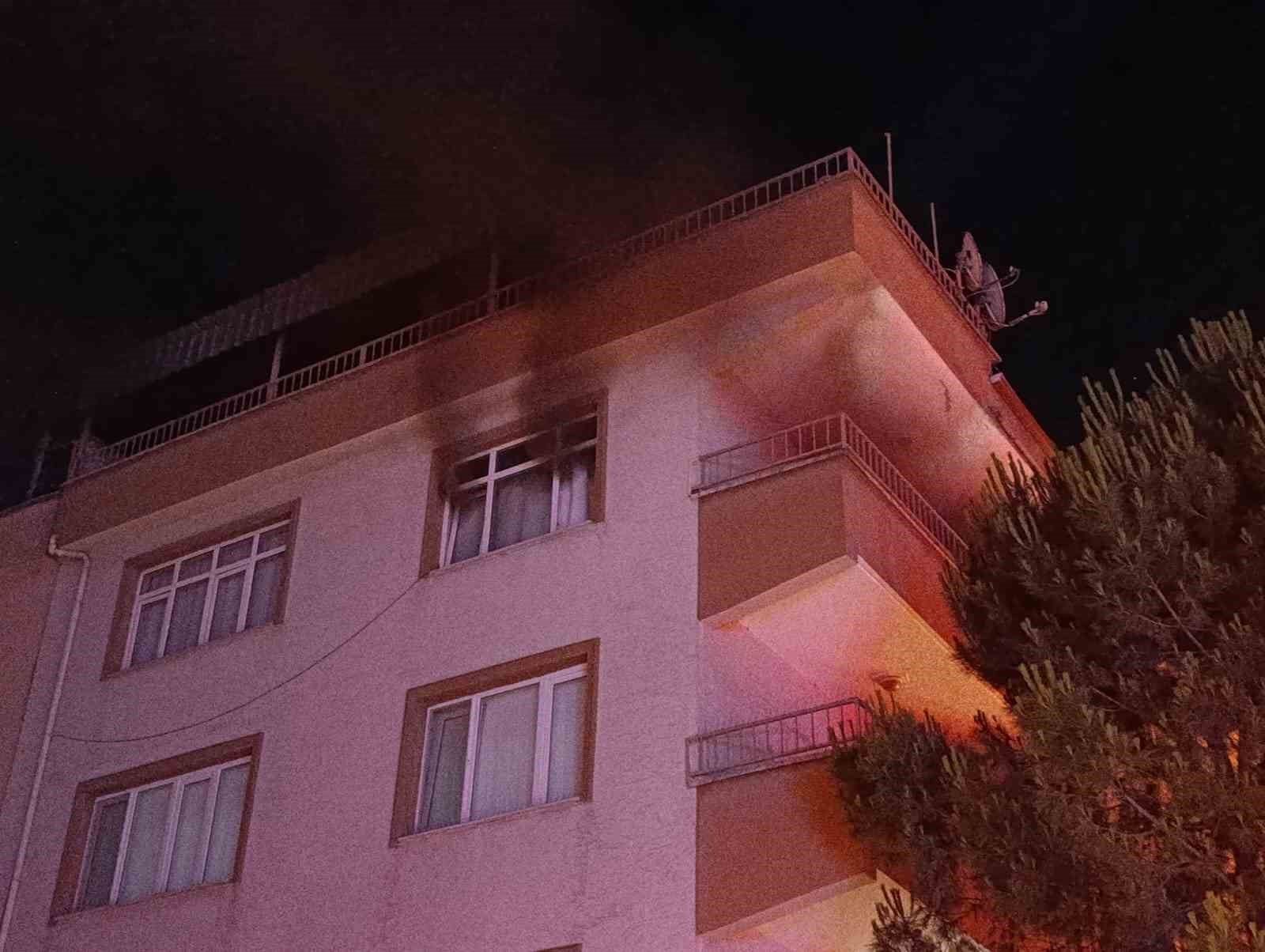 Bursa'da apartman dairesinde çıkan yangın paniğe neden oldu