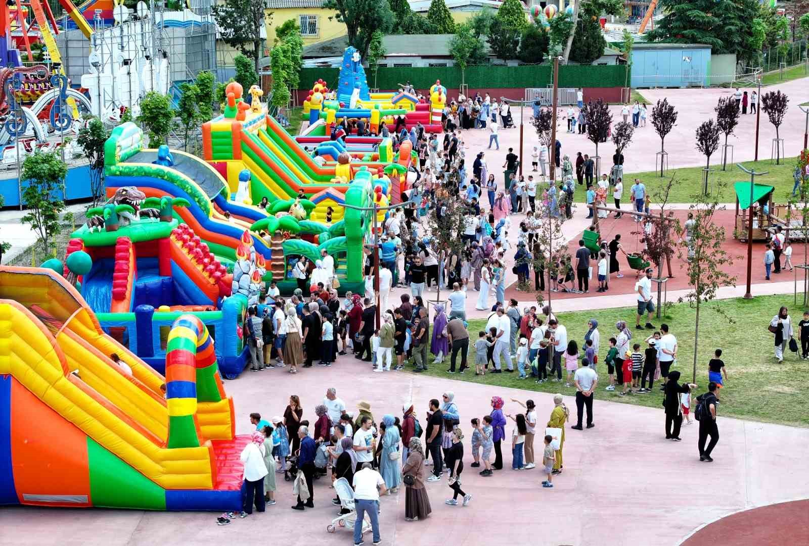 Çocuklar için karne hediyesi şenliği başladı