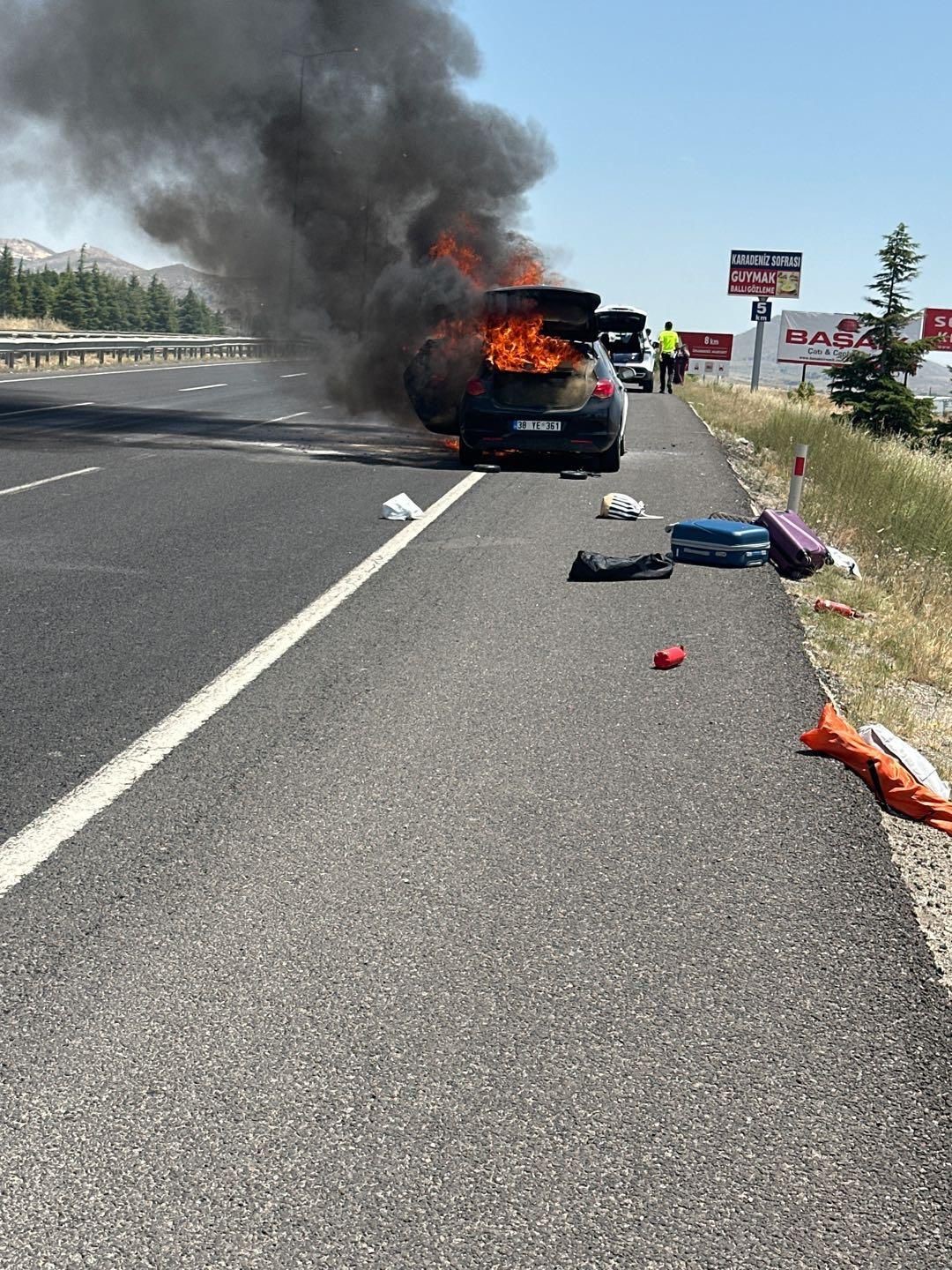 Eskişehir'de seyir halindeki otomobil alevlere teslim oldu