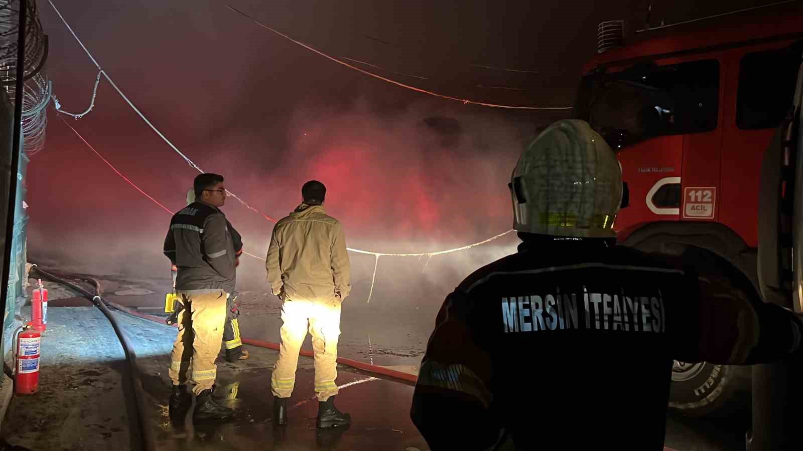 MERSİN’DE BİR TÜTÜN DEPOSUNDA ÇIKAN YANGIN, BÜYÜK ÇAPTA MADDİ HASARA YOL AÇTI.