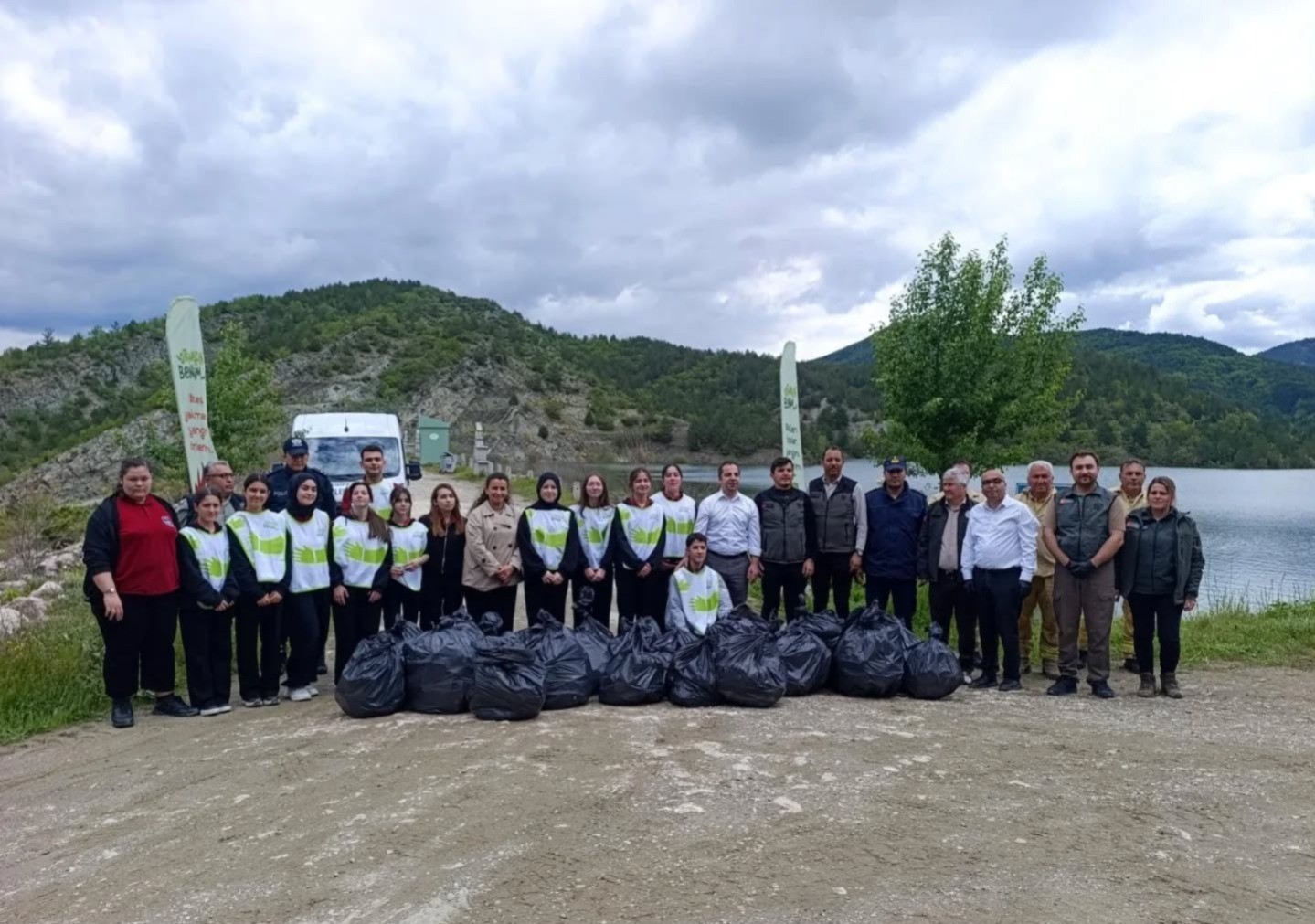 Süzmen Gölet'inde poşet poşet çöp toplandı