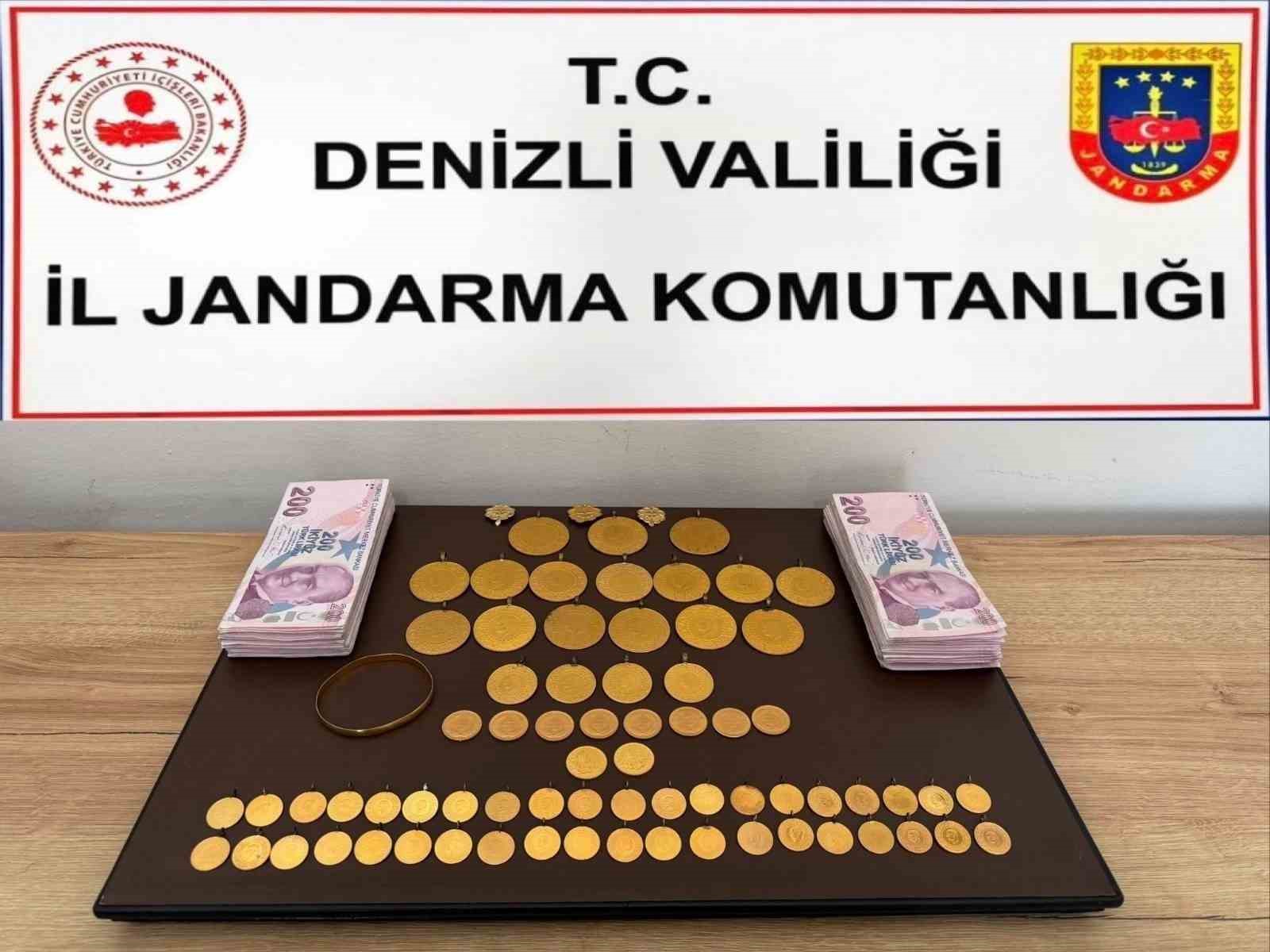 DENİZLİ İL JANDARMA KOMUTANLIĞI EKİPLERİ, YAŞLI VATANDAŞLARI TELEFONLA ARAYARAK KENDİLERİNİ KAMU PERSONELİ OLARAK TANITIP YAKLAŞIK 4.400.000 TL DOLANDIRAN 7 ŞÜPHELİYİ, ELE GEÇİRDİKLERİ ZİYNET EŞYALARIYLA BİRLİKTE SUÇÜSTÜ YAKALADI.
