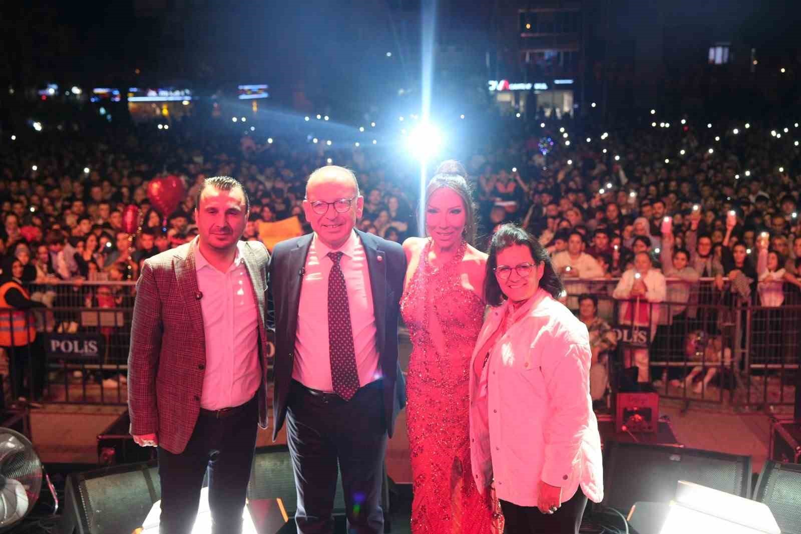 MANİSA’NIN TURGUTLU İLÇESİNDE CUMHURİYET’İN 103’ÜNCÜ YILI, BİNLERCE KİŞİNİN KATILDIĞI KORTEJ YÜRÜYÜŞÜ VE IŞIN KARACA KONSERİYLE KUTLANDI. TÜRK BAYRAKLARIYLA SOKAKLARI KIRMIZI BEYAZA BOYAYAN VATANDAŞLAR, CUMHURİYET COŞKUSUNU MEYDANLARA TAŞIRKEN SEVİLEN SANATÇI IŞIN KARACA’NIN ŞARKILARINA HEP BİR AĞIZDAN EŞLİK ETTİ.