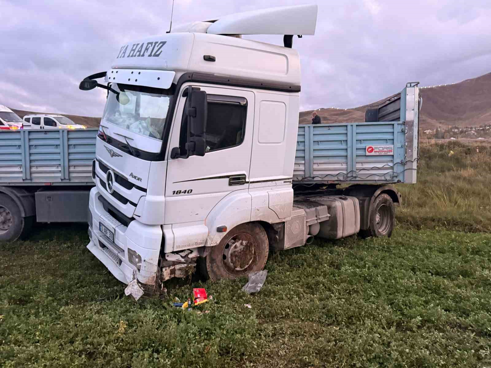 VAN’IN GEVAŞ İLÇESİNDE TIRIN ŞARAMPOLE YUVARLANMASI SONUCU MEYDANA GELEN TRAFİK TRAFİK KAZASINDA 1 YARALANDI.