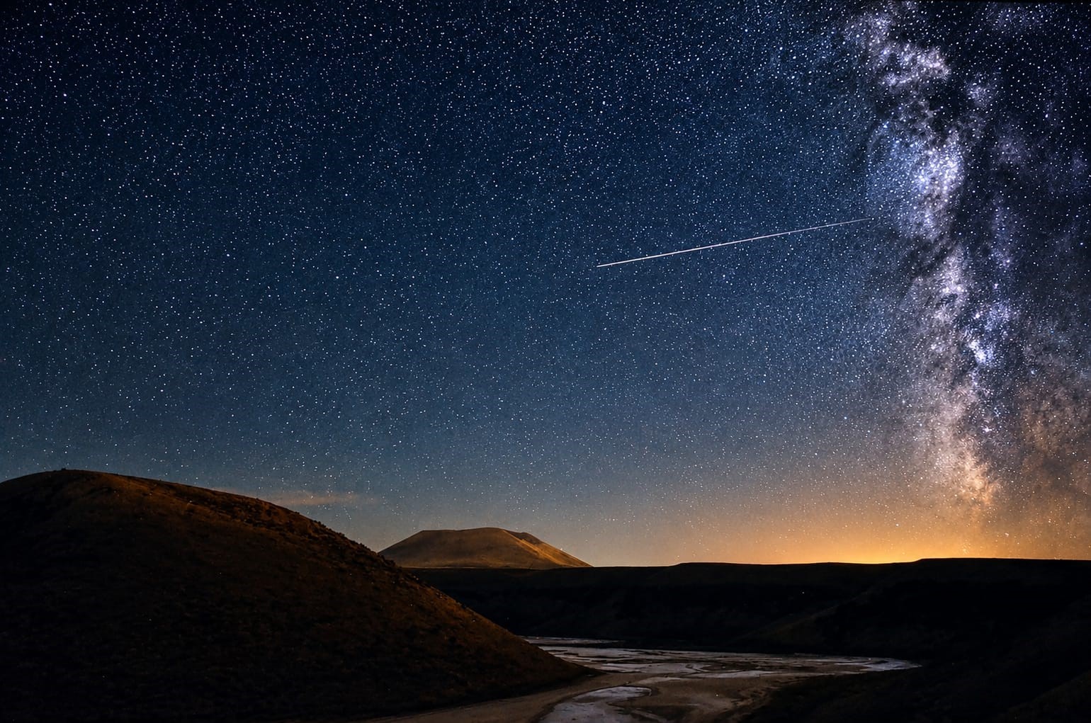 Meke Krater Gölü’nde Perseid meteor yağmuru görsel şölen sundu