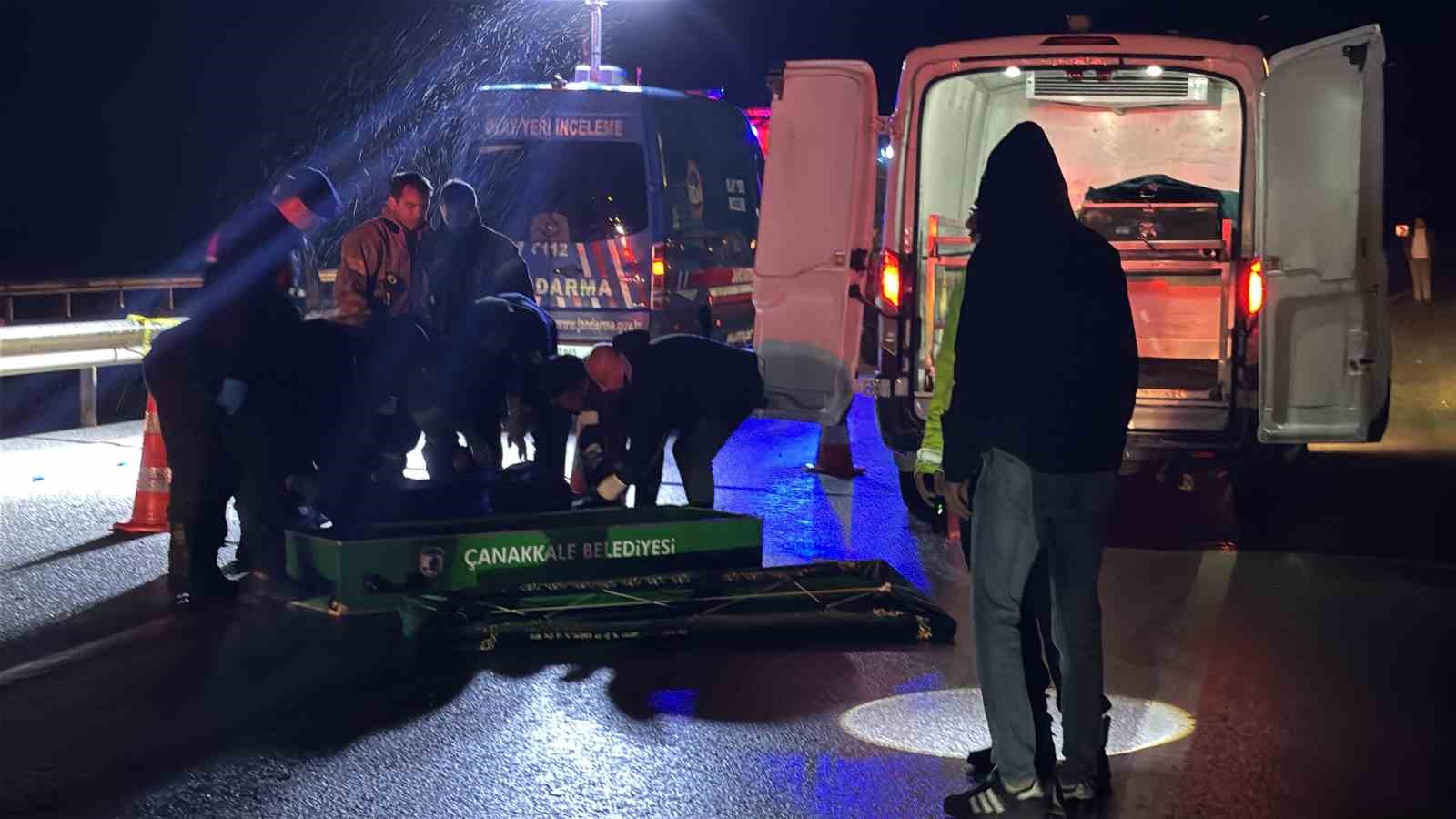ÇANAKKALE’DE MEYDANA GELEN TRAFİK KAZASINDA OTOMOBİL PARAMPARÇA OLURKEN, İKİ GENÇ İSE HAYATINI KAYBETTİ.