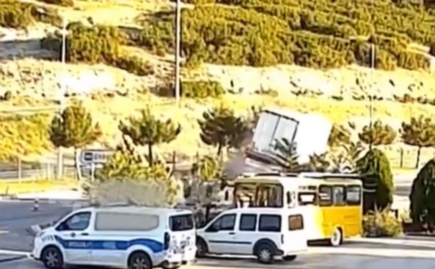 Isparta'da kontrolden çıkan tır devrildi