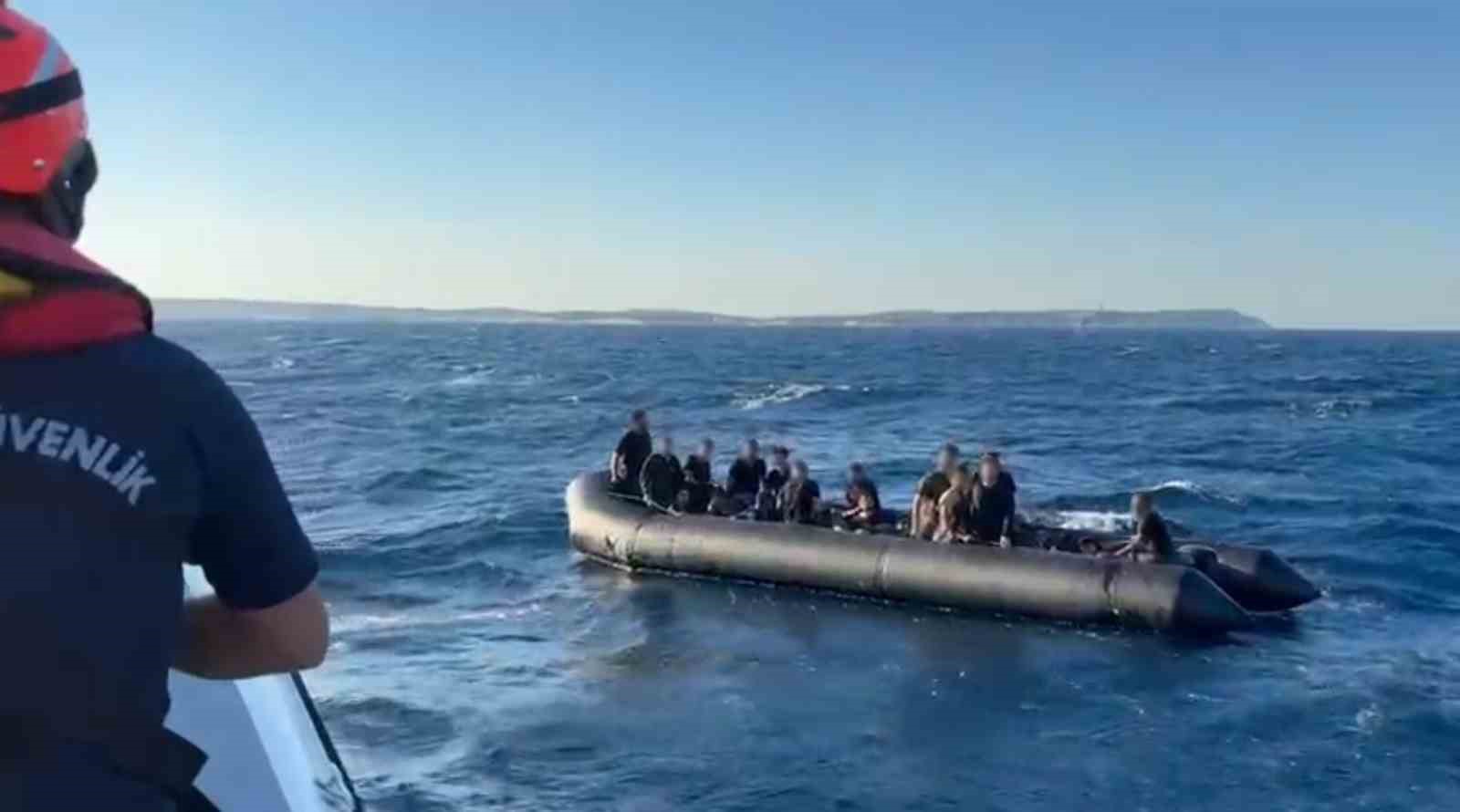 İzmir açıklarında 37 düzensiz göçmen yakalandı, 30 göçmen kurtarıldı