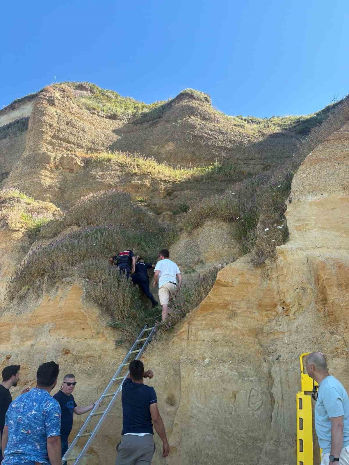 Çatalca’da yamaç paraşütü kayalıklara çarptı, 1’i çocuk 2 kişi yaralandı