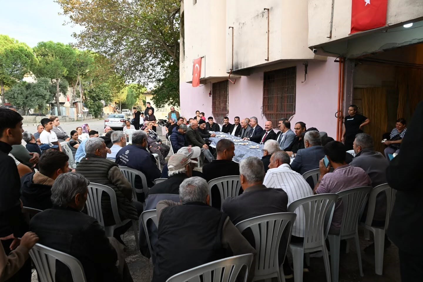 AYDIN’IN GELENEKSEL HASIR VE SEPET İŞÇİLİĞİYLE TANINAN ILICABAŞI MAHALLESİ’NDE ÜRETİM GELENEĞİ SÜRERKEN, VALİ DR. OSMAN VAROL MAHALLEYİ ZİYARET EDEREK HEM VATANDAŞLARLA BİR ARAYA GELDİ HEM DE SEPET İMALATINI YERİNDE İNCELEDİ.