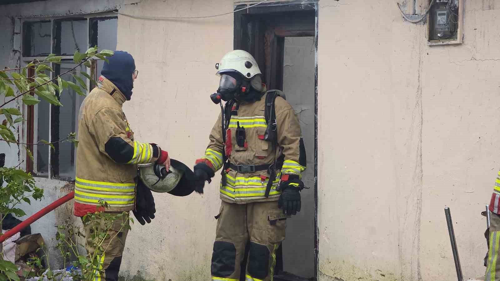DÜZCE’DE MEYDANA GELEN OLAYDA TEK KATLI EV SOBANIN PATLAMASI SONRASI YANARAK KULLANILMAZ HALE GELDİ.