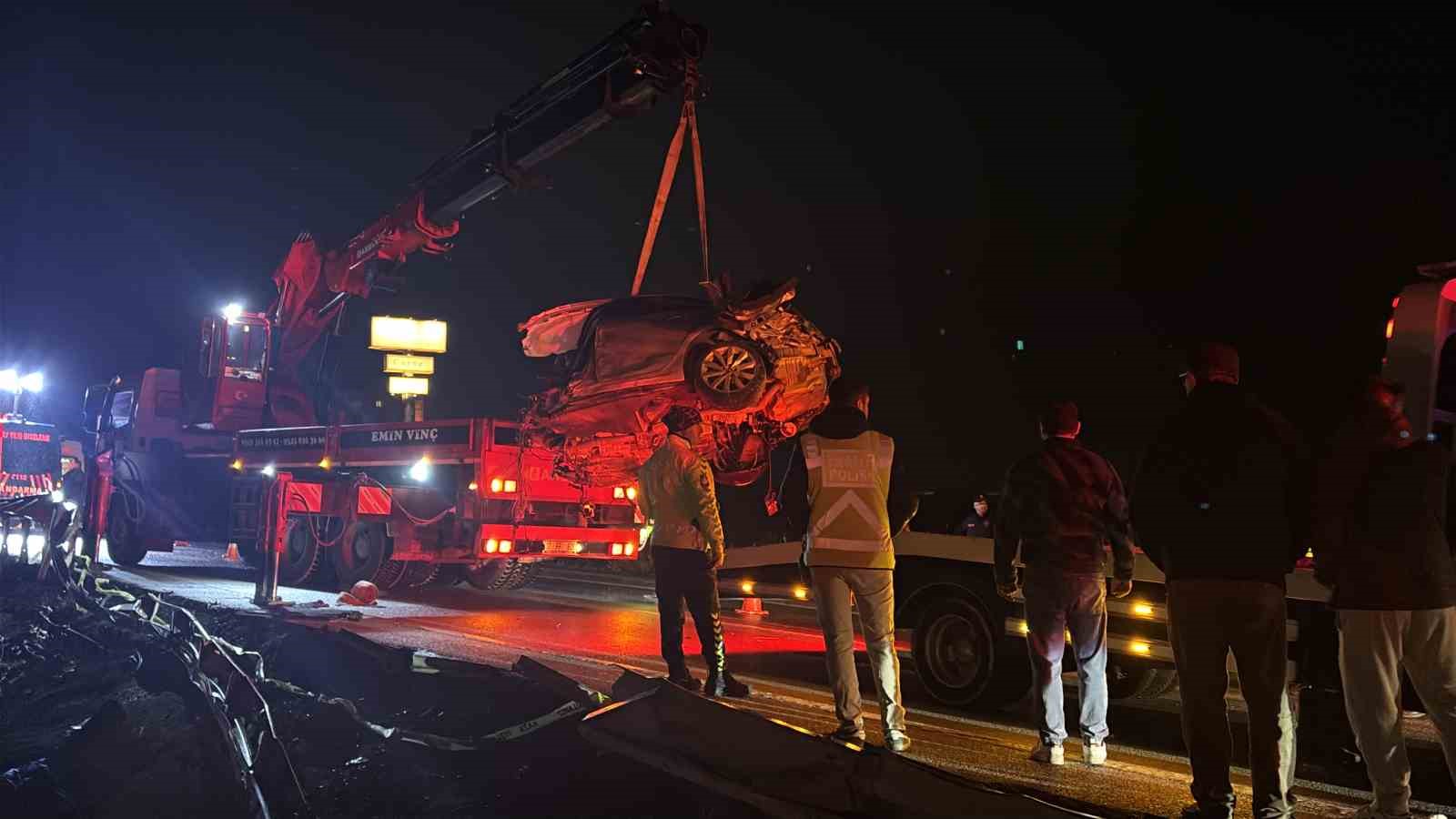 ÇANAKKALE’DE MEYDANA GELEN TRAFİK KAZASINDA OTOMOBİL PARAMPARÇA OLURKEN, İKİ GENÇ İSE HAYATINI KAYBETTİ.