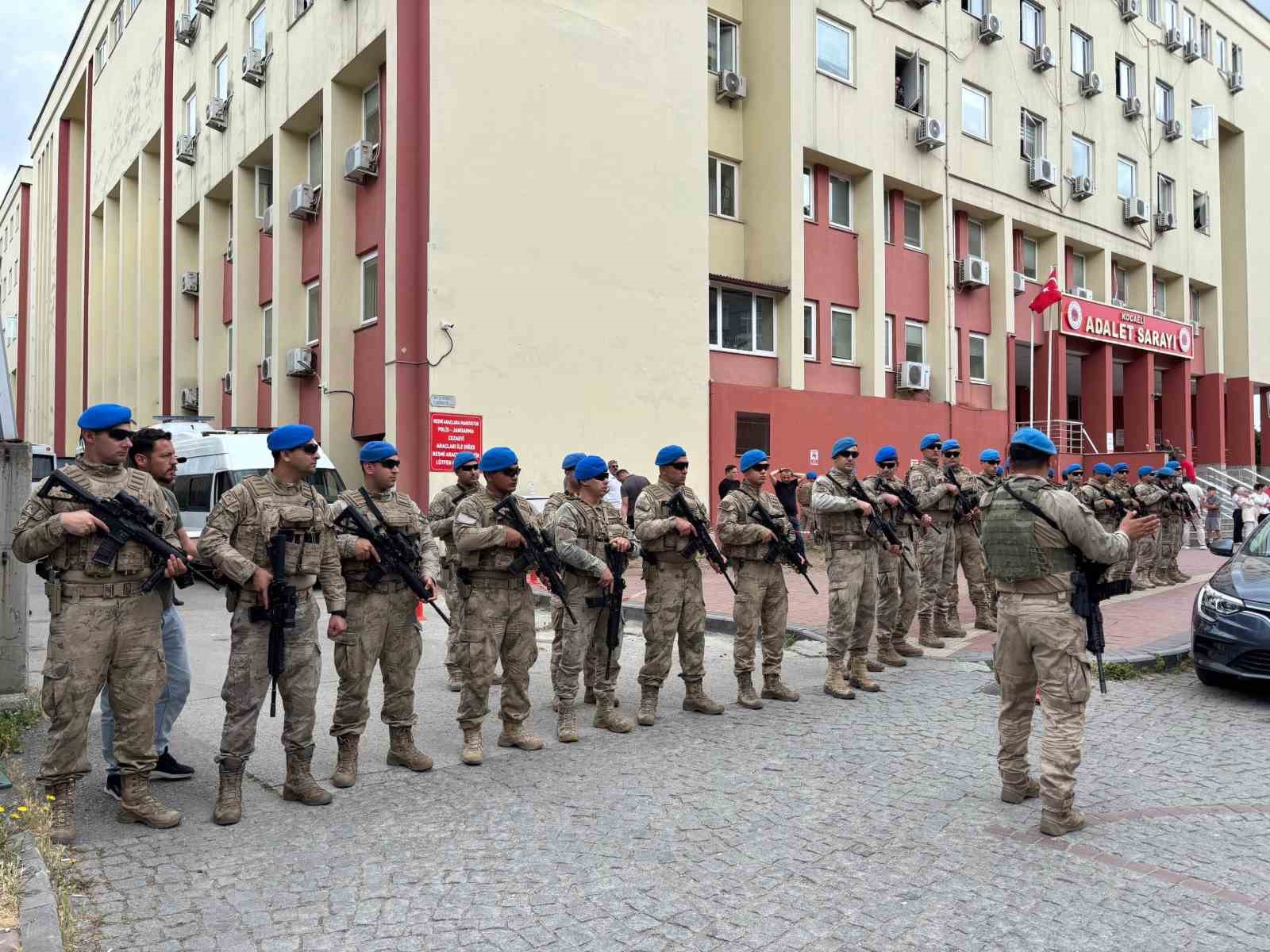Kocaeli’de rüşvet ve tefecilik operasyonunda gözaltına alınan şüpheliler adliyede