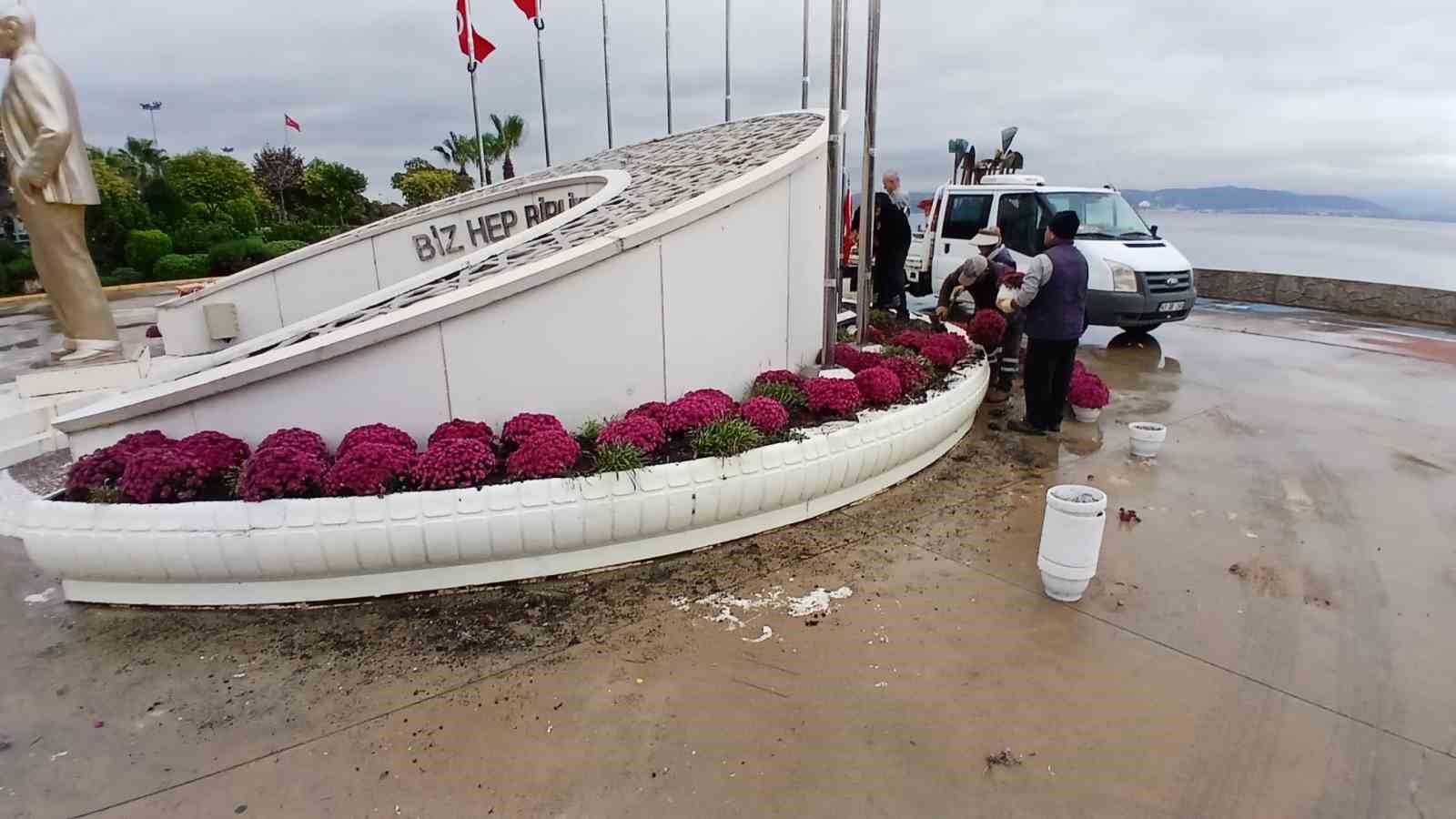 DARICA'DA GENELİNDEKİ PARK, BAHÇE VE ŞEHİTLİKLER MEVSİMLİK ÇİÇEKLERLE DONATILARAK İLÇE RENKLENDİRİLİYOR.