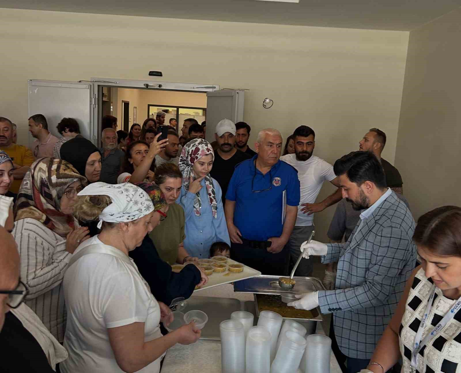 Kütahya Şehir Hastanesi'nde bin kişilik aşure ikramı
