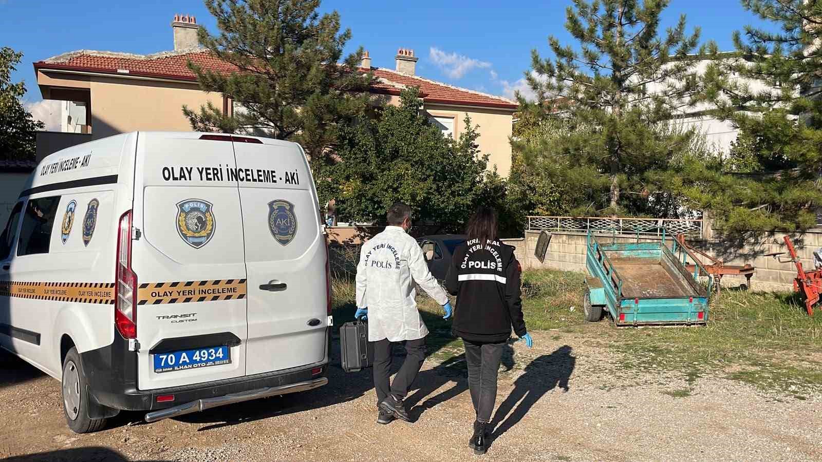 KARAMAN’DA 2 AY ÖNCE ÇALINAN RÖMORK, KİMLİĞİ BELİRSİZ KİŞİLER TARAFINDAN SAHİBİNİN EVİNİN YANINDAKİ ARSAYA GERİ BIRAKILDI. İHBAR ÜZERİNE OLAY YERİNE GELEN OLAY YERİ İNCELEME EKİPLERİ, RÖMORK ÜZERİNDE PARMAK İZİ ÇALIŞMASI YAPTI.