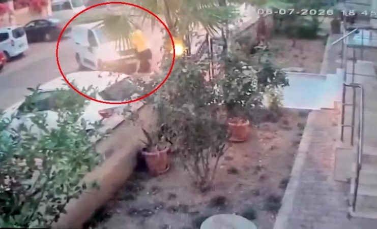 Tartıştığı kişinin üzerine aracı sürüp kapıya sıkıştırdı: O anlar kameraya yansıdı
