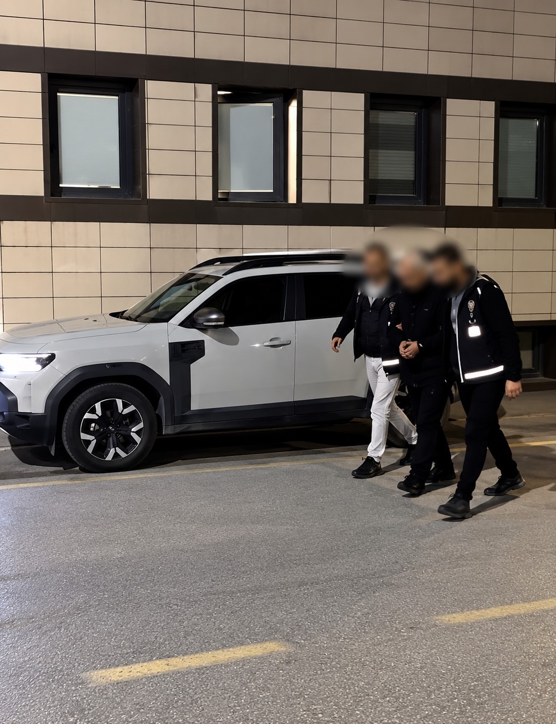 DÜZCE’DE 14 YILDIR FİRARİ OLARAK ARANAN VE HAKKINDA 16 YIL 6 AY KESİNLEŞMİŞ HAPİS CEZASI BULUNAN ŞAHIS, POLİS EKİPLERİNİN  TİTİZ ÇALIŞMASI SONUCU YAKALANDI. SAHTE İSİM KULLANAN FİRARİNİN GERÇEK KİMLİĞİ, PARMAK İZİ SORGULAMASIYLA ORTAYA ÇIKARILDI.